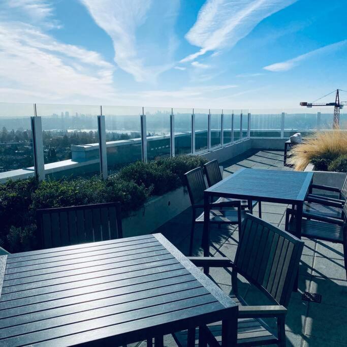 360º Rooftop Patio Views. Your-Home-Away-From-Home นอร์ทแวนคูเวอร์ ภายนอก รูปภาพ