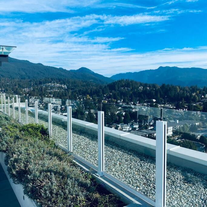 360º Rooftop Patio Views. Your-Home-Away-From-Home นอร์ทแวนคูเวอร์ ภายนอก รูปภาพ