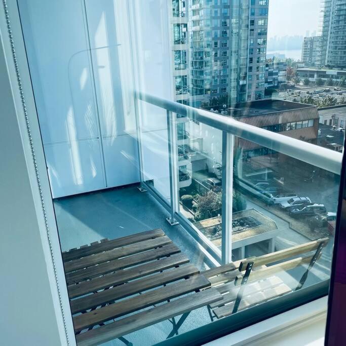 360º Rooftop Patio Views. Your-Home-Away-From-Home นอร์ทแวนคูเวอร์ ภายนอก รูปภาพ