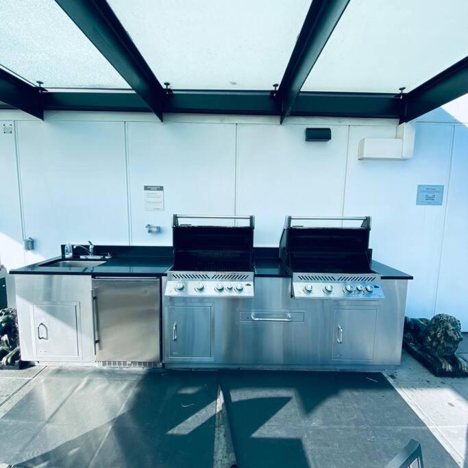 360º Rooftop Patio Views. Your-Home-Away-From-Home นอร์ทแวนคูเวอร์ ภายนอก รูปภาพ