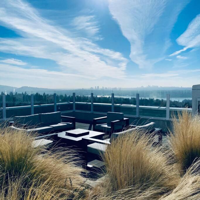 360º Rooftop Patio Views. Your-Home-Away-From-Home นอร์ทแวนคูเวอร์ ภายนอก รูปภาพ