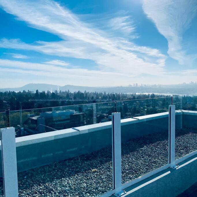 360º Rooftop Patio Views. Your-Home-Away-From-Home นอร์ทแวนคูเวอร์ ภายนอก รูปภาพ