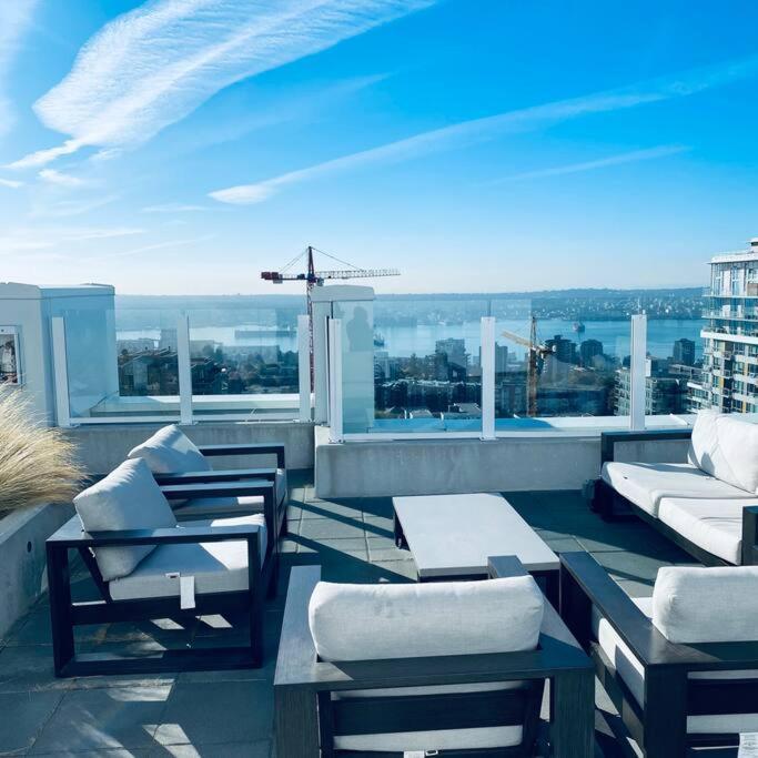 360º Rooftop Patio Views. Your-Home-Away-From-Home นอร์ทแวนคูเวอร์ ภายนอก รูปภาพ