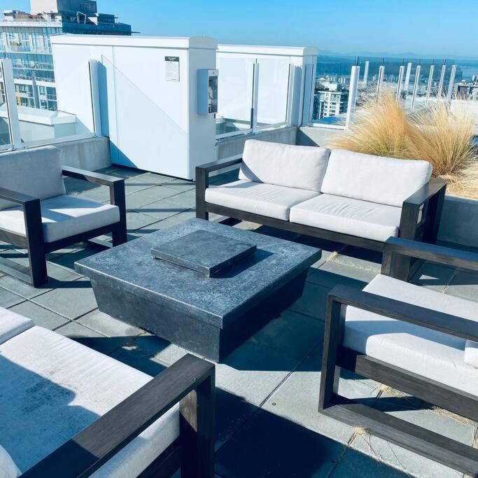 360º Rooftop Patio Views. Your-Home-Away-From-Home นอร์ทแวนคูเวอร์ ภายนอก รูปภาพ