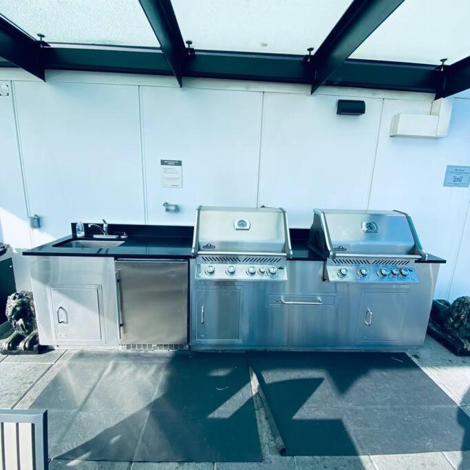 360º Rooftop Patio Views. Your-Home-Away-From-Home นอร์ทแวนคูเวอร์ ภายนอก รูปภาพ