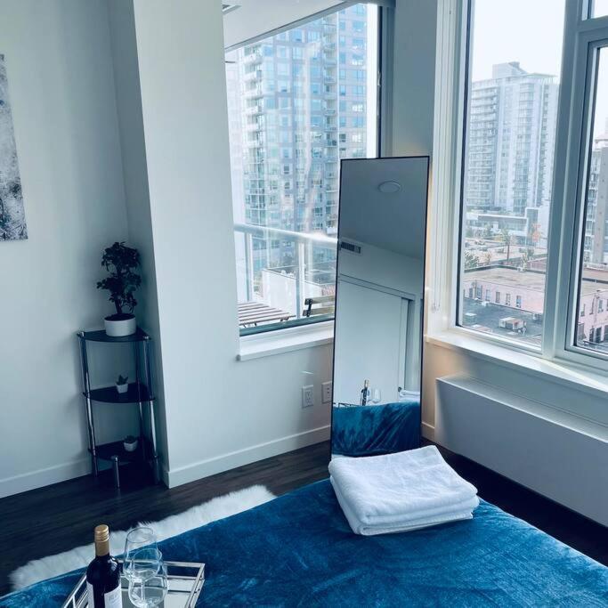 360º Rooftop Patio Views. Your-Home-Away-From-Home นอร์ทแวนคูเวอร์ ภายนอก รูปภาพ