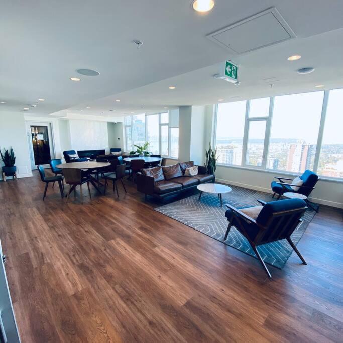 360º Rooftop Patio Views. Your-Home-Away-From-Home นอร์ทแวนคูเวอร์ ภายนอก รูปภาพ