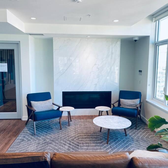 360º Rooftop Patio Views. Your-Home-Away-From-Home นอร์ทแวนคูเวอร์ ภายนอก รูปภาพ